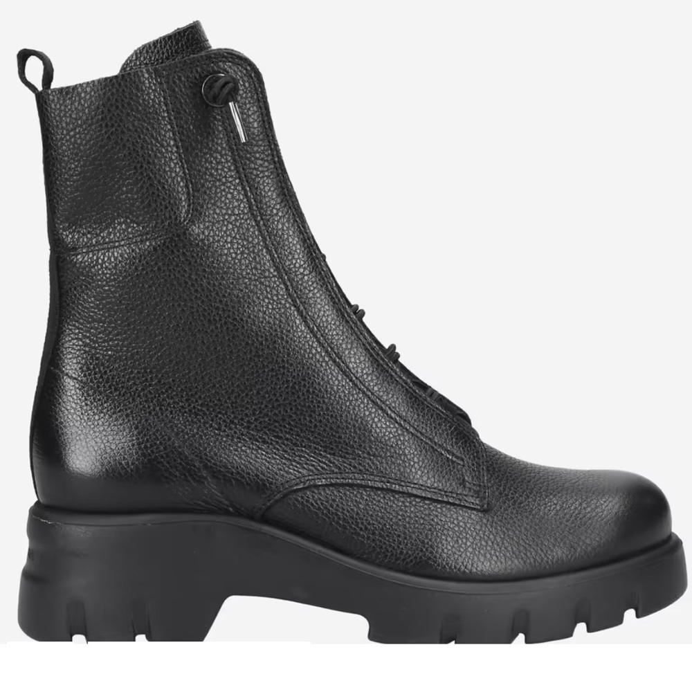 Boot
Color: BLACK LEATHER
Never Worn, in Box